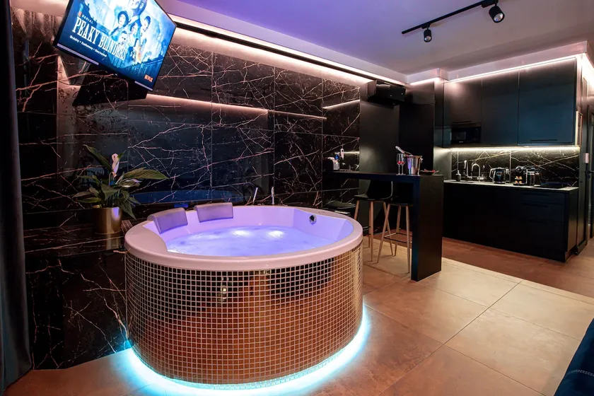 Jacuzzi Executive Glass-House with Sauna - Image 1