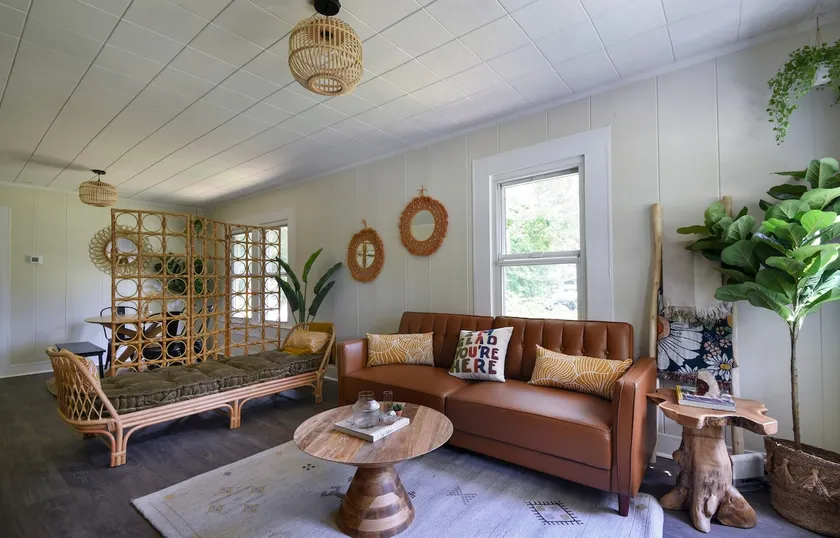 Bungalow style home - 10 min walk to beach! - Image 1