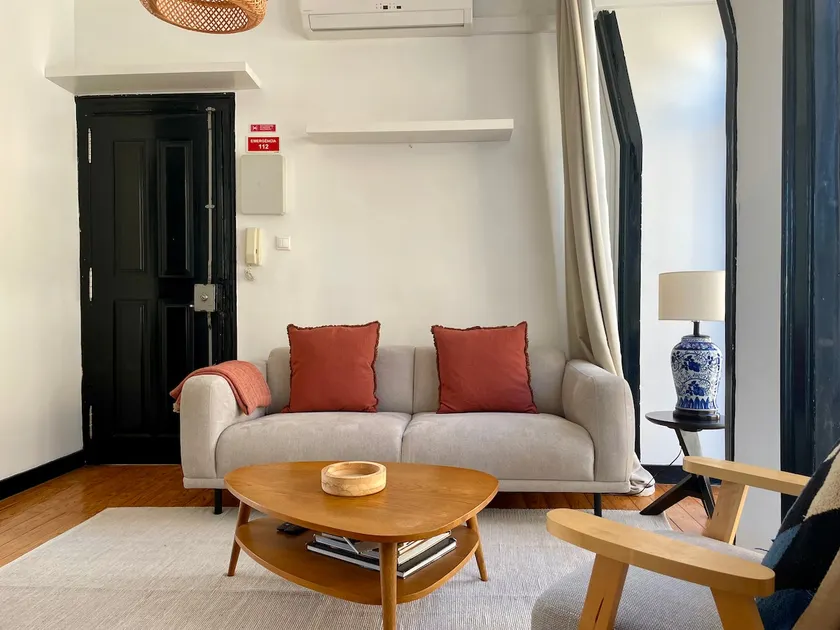 Central Hidden Gem Rustic Modern 2 Bedroom Flat - Image 1