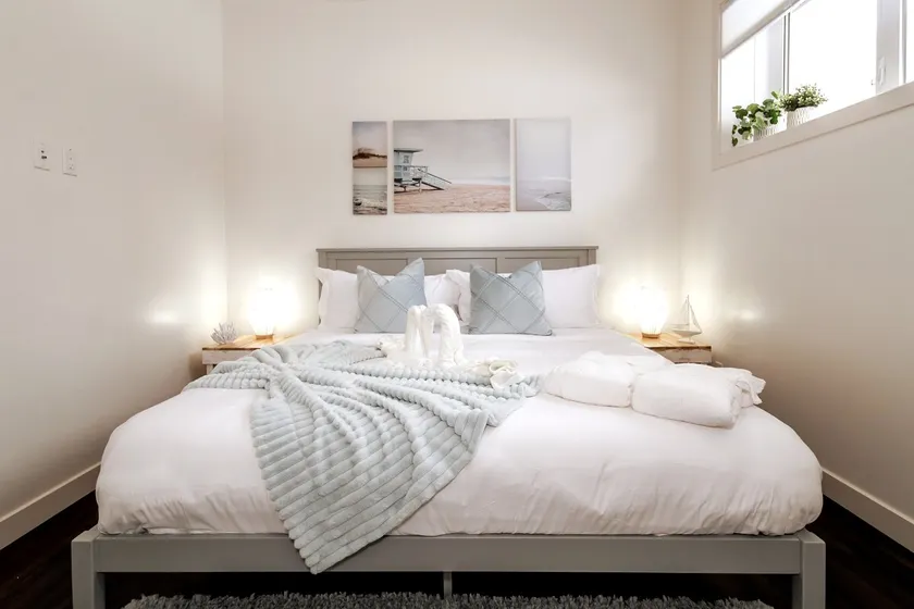 Beach Vibes | KING Bed | Fireplace | Netflix| WiFi - Image 1
