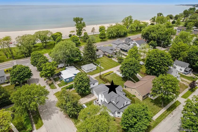 Lighthouse Manor: Block from the beach! Sleeps 20! - Image 1