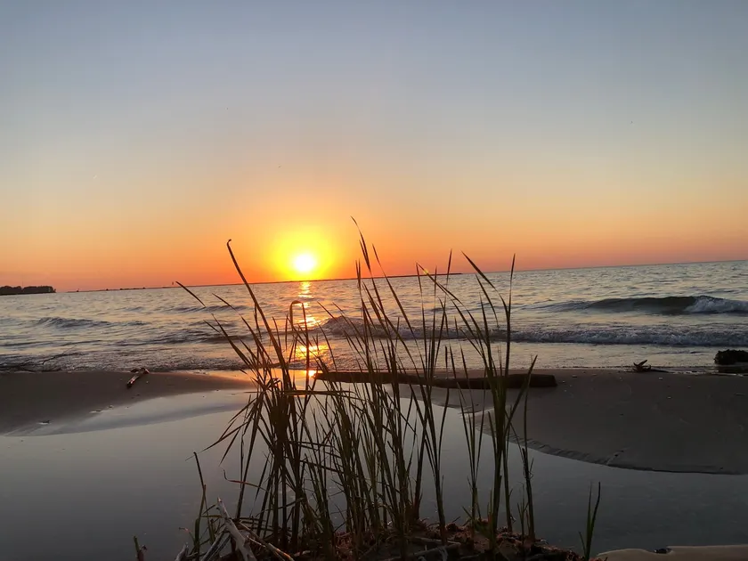 Lovely 2-BR upper floor near Lake Erie beaches - Image 1