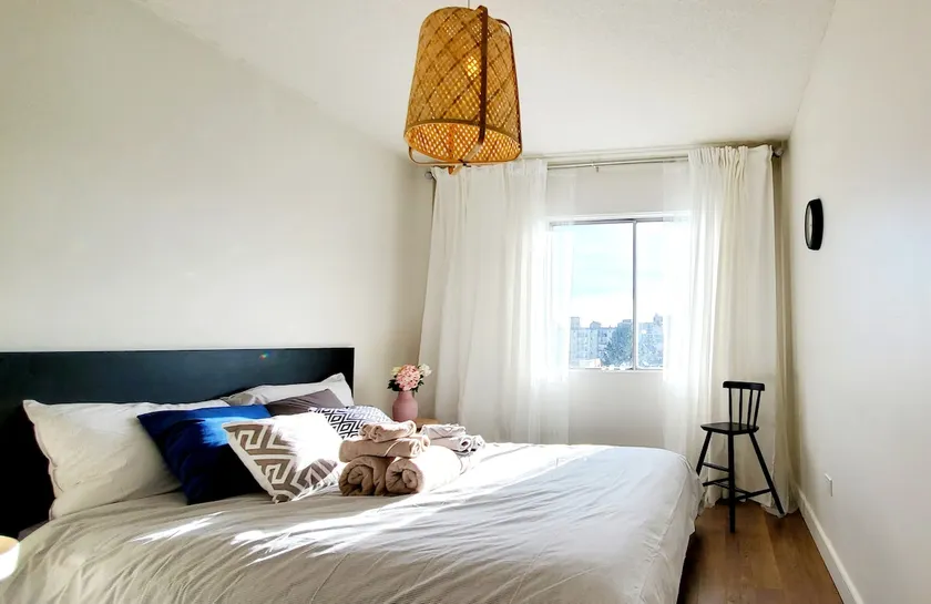 Best Location, 17 Ave, Downtown, 1 Bed, Parking,AC - Image 1
