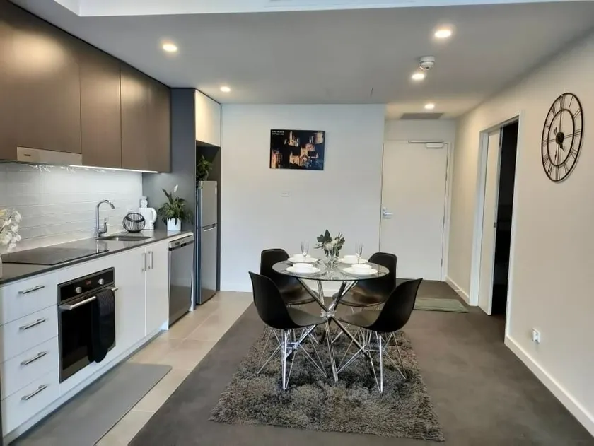 2 B/R modern apartment free parking prime location - Image 1