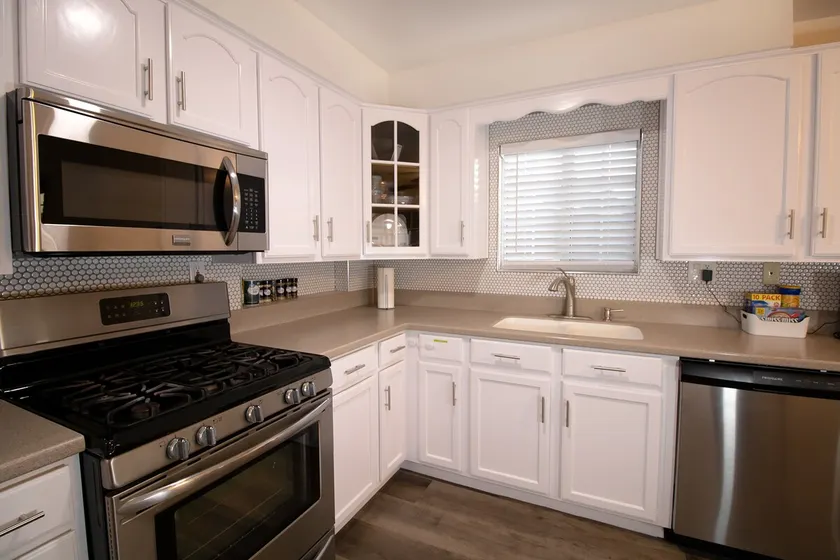 500 MBPS / King + 3 Beds / Kitchen & Parking - Image 1