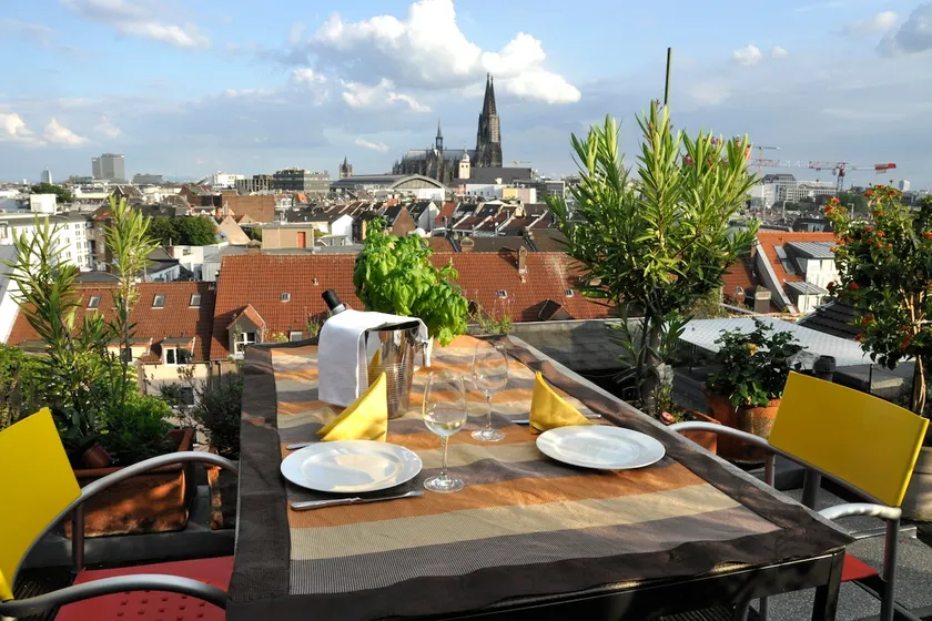 TOP OF THE TOWN: HOTEL-PENTHOUSE - Image 1