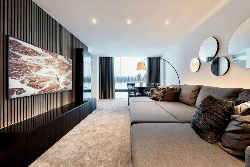 The Lyndwood, Luxury 2 Bed Home with Parking - Image 1