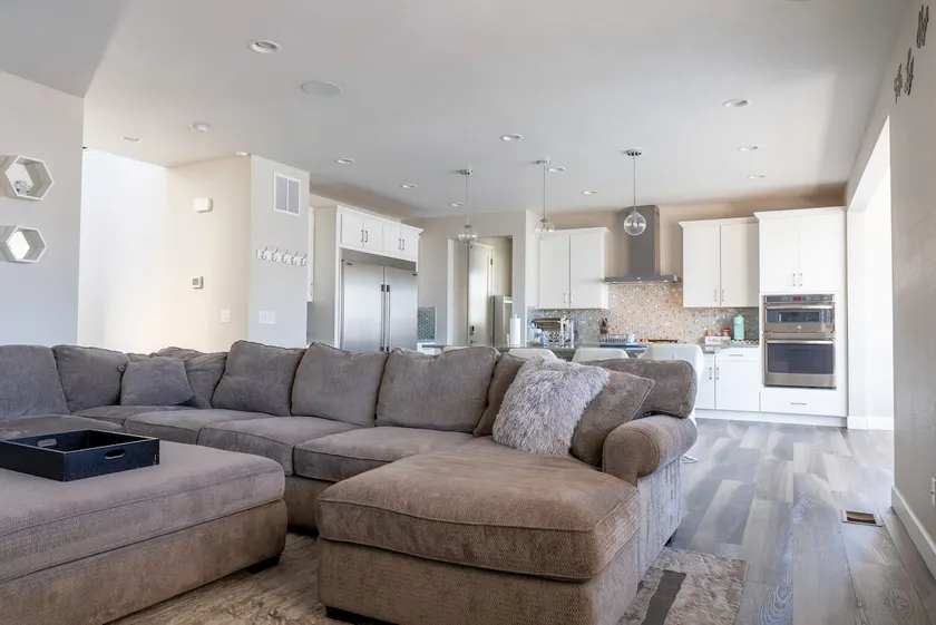 *Upgraded Cozy, Spacious Family Friendly Home* - Image 1