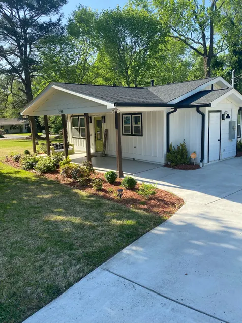 Cozy 2-bedroom Farmhouse with parking on premise - Image 1