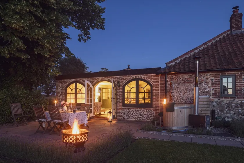 Romantic and luxurious cottage in private parkland - Image 1
