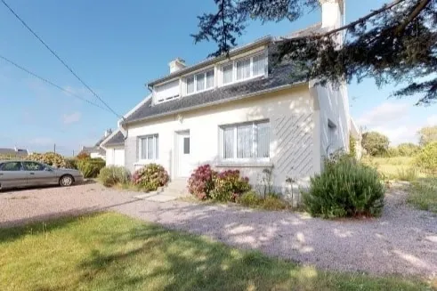 Bright house in a residential area - Image 1