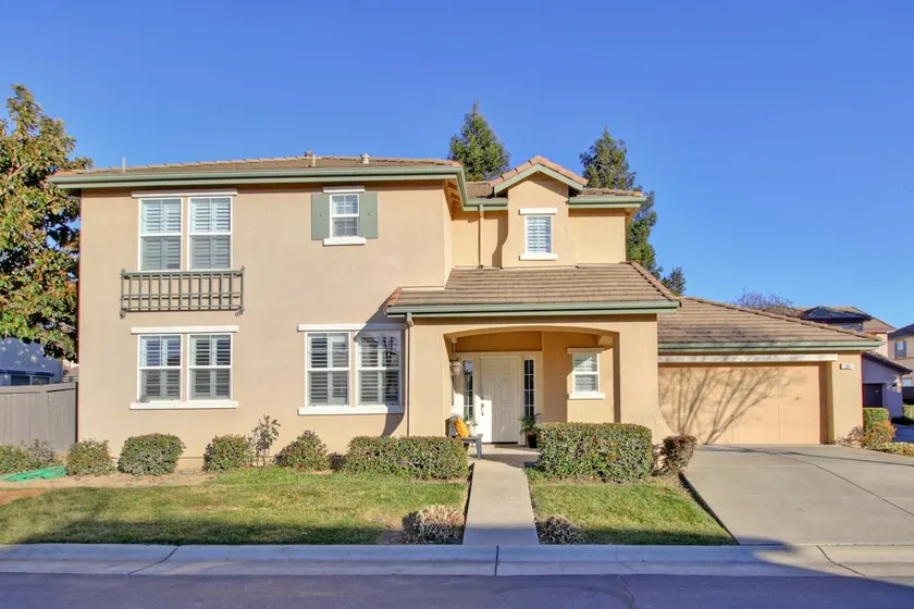 Clean Beautiful Professionally Furnished Lux Home - Image 1