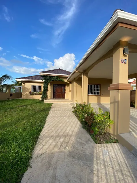Newly spacious, 3 bedroom home, near downtown - Image 1