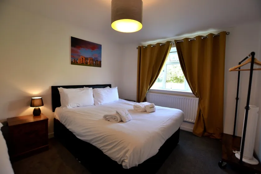 Wisteria 2 bed House - STAYSEEKERS - Image 1