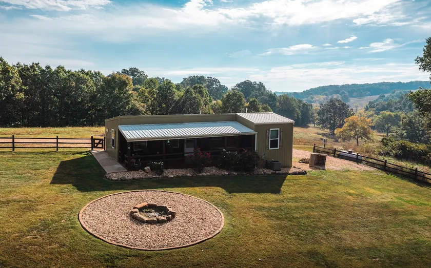 3 Bed 2 Bath Cabin on 300 acre Cattle Farm with Hot Tub and Private River Access - Image 1