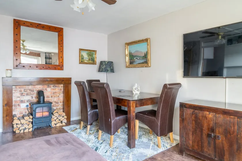 Lovely 1-bedroom property with balcony in West end - Image 1