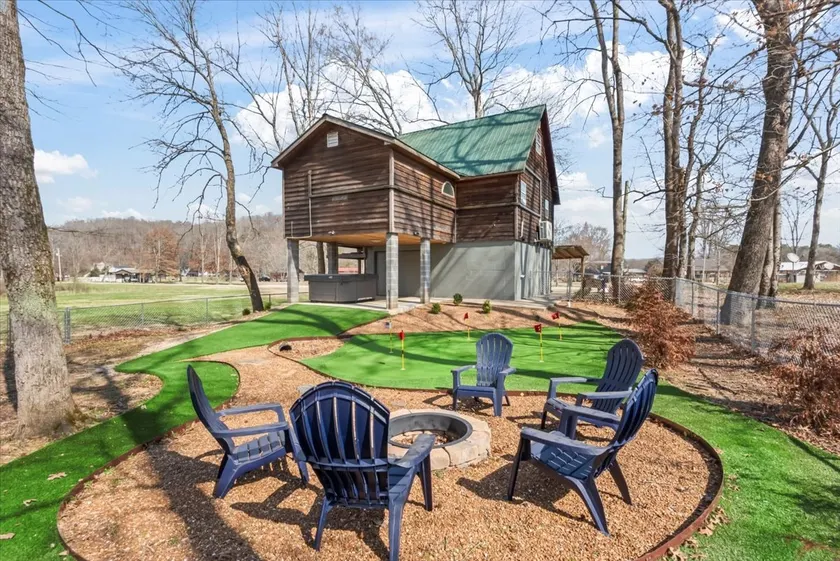 Lazy River Lodge- Sleeps 8, arcade, putting green! - Image 1