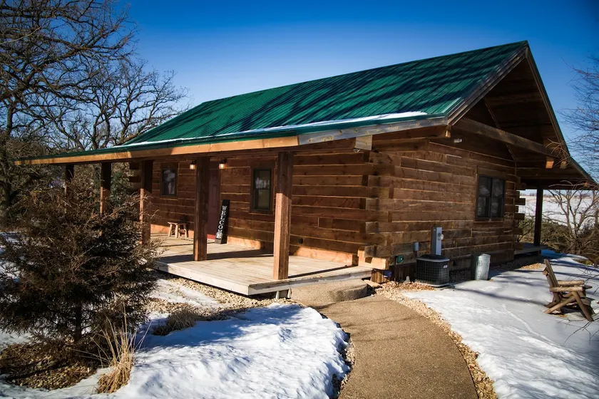 Romantic one bedroom cabin with indoor fireplace - Image 1