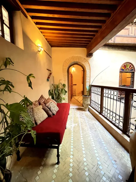 Cheerful 4- Bederoom Authentic home with patio - Image 1