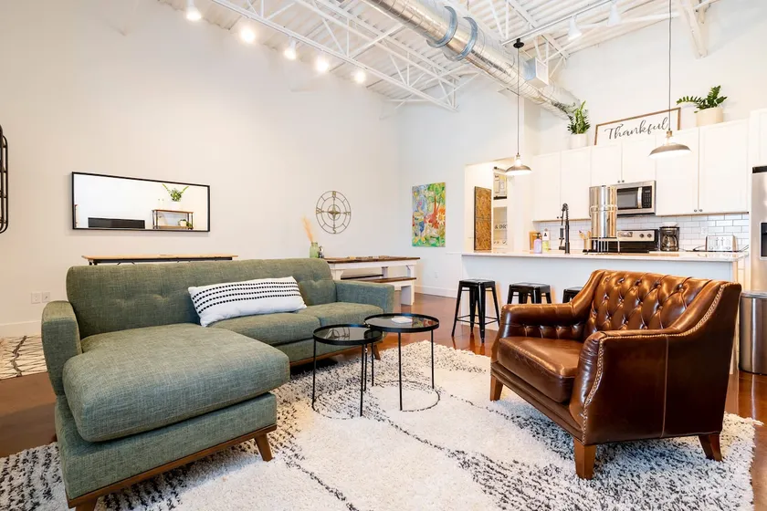 Stylish 3-bedroom loft in walkable Winthrop - Image 1