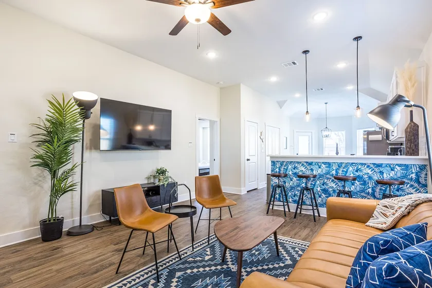 4BR Urban Retreat Near Attractions - Image 1