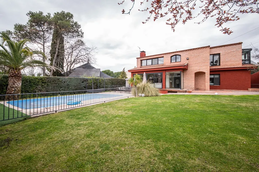 Designer house, pool & barbecue - Image 1