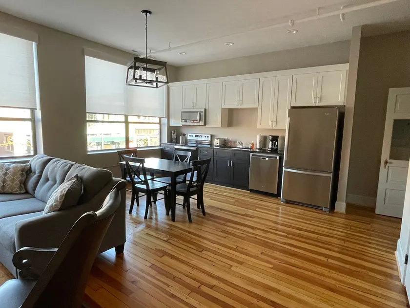 Beautiful new 1 BDR/1 BA downtown apartment B - Image 1