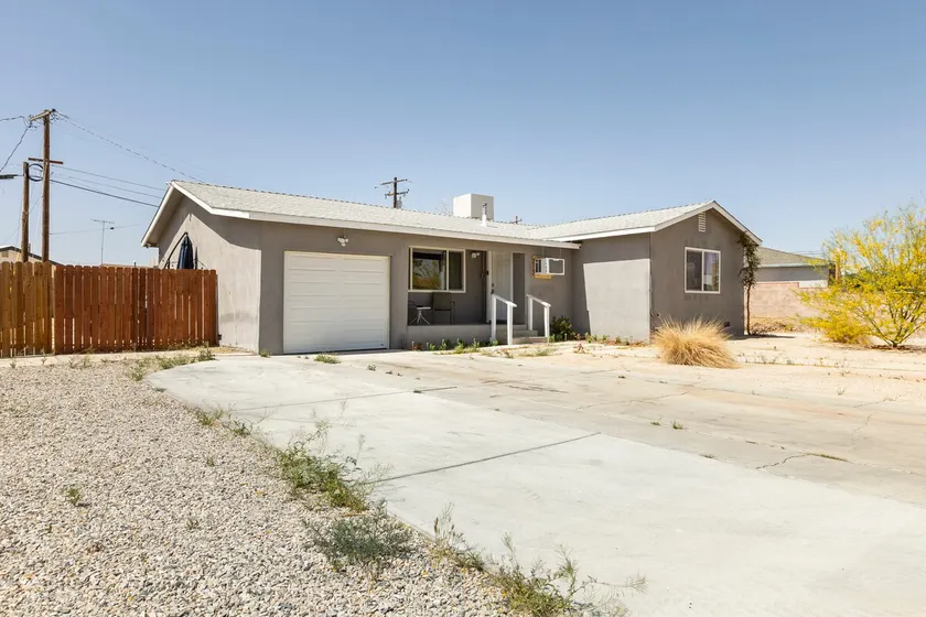 The Ridgecrest Retreat: A 3-Bedroom Getaway - Image 1