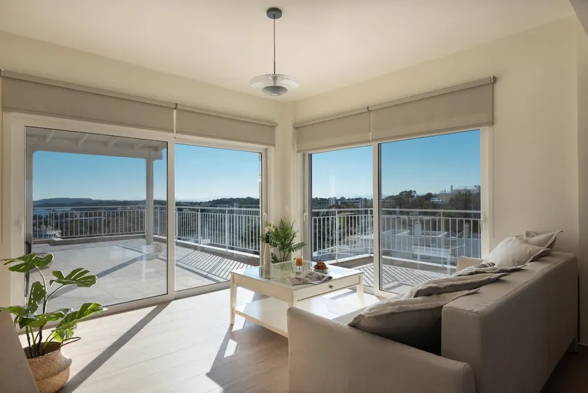 Bright, cozy penthouse with a stunning sea view - Image 1