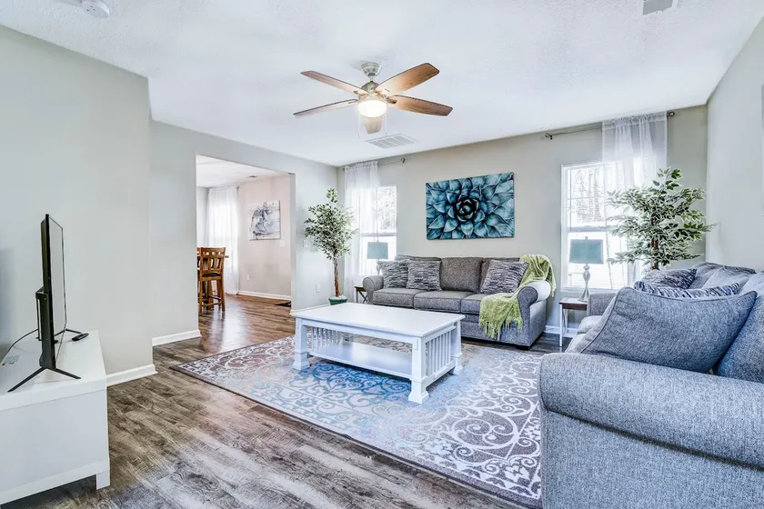 Large & Renovated in Quiet Neighborhood. - Image 1