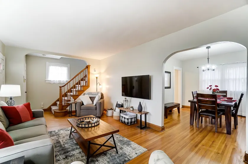 Charming 3 bdr! City location! Great parking! - Image 1