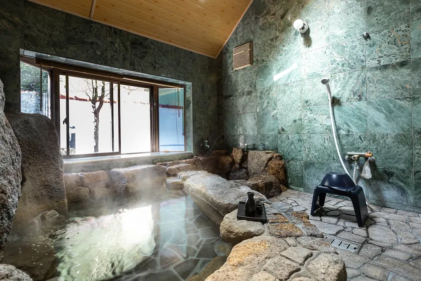 [Nanki Shirahama] Private villa with a hot spring fed by a source spring. The best location for sightseeing in Shirahama. Accommodates 14 people. - Image 1