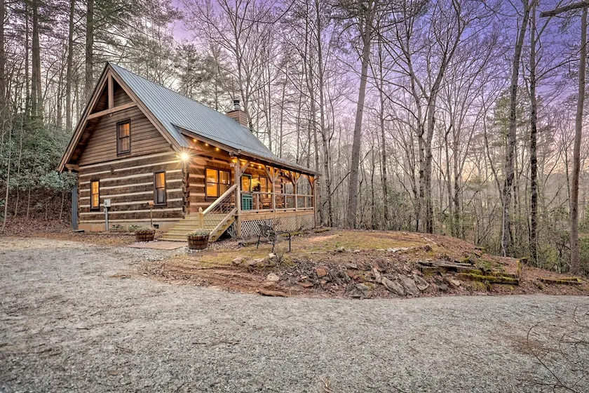 Private, Guest Favorite Cabin, Fire Pit, Close to Hiking and Downtown Clayton! - Image 1