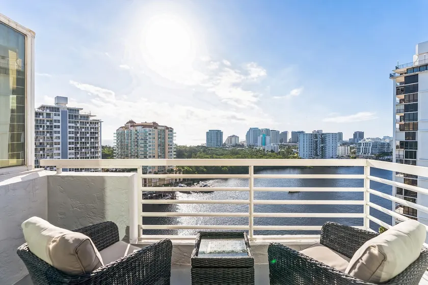 14th flr Penthouse - King Bed Panoramic Ocean View - Image 1