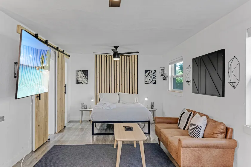 Spacious Modern Open Concept w/ 70 inch 4k near DT - Image 1