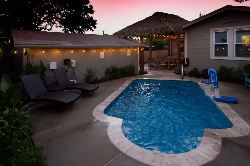 Tesla House - 4 Bed/3 Bath, Pool - Image 1