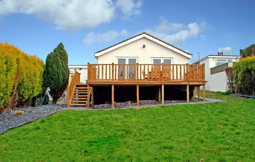 3-bed seaside bungalow nr beach/harbour - Image 1