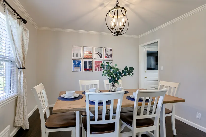 Cozy Getaway,King Bed, Game Room, Near Shops Cafes - Image 1