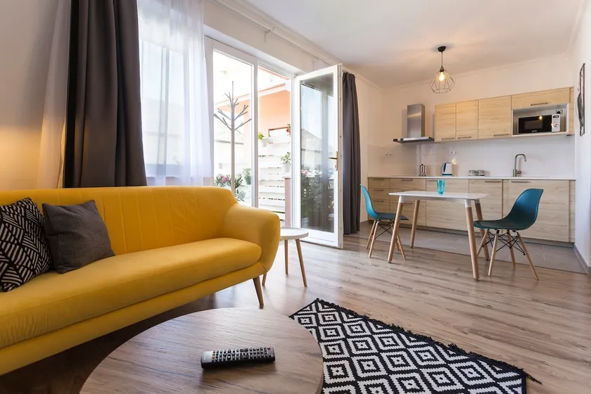 Lovely 1-bedroom apartment with spacious terrace - Image 1