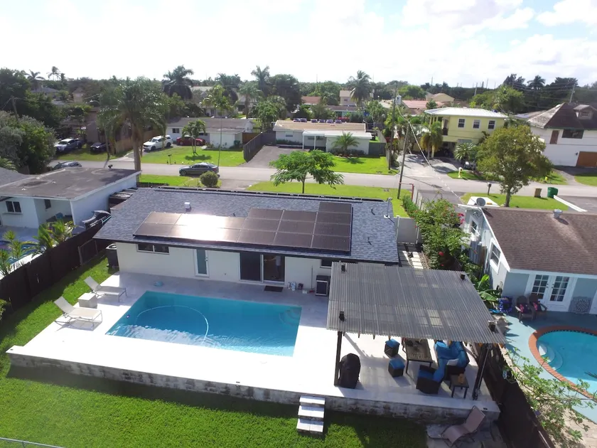Modern lakeside pool home near hardrock and fll airport  - Image 1