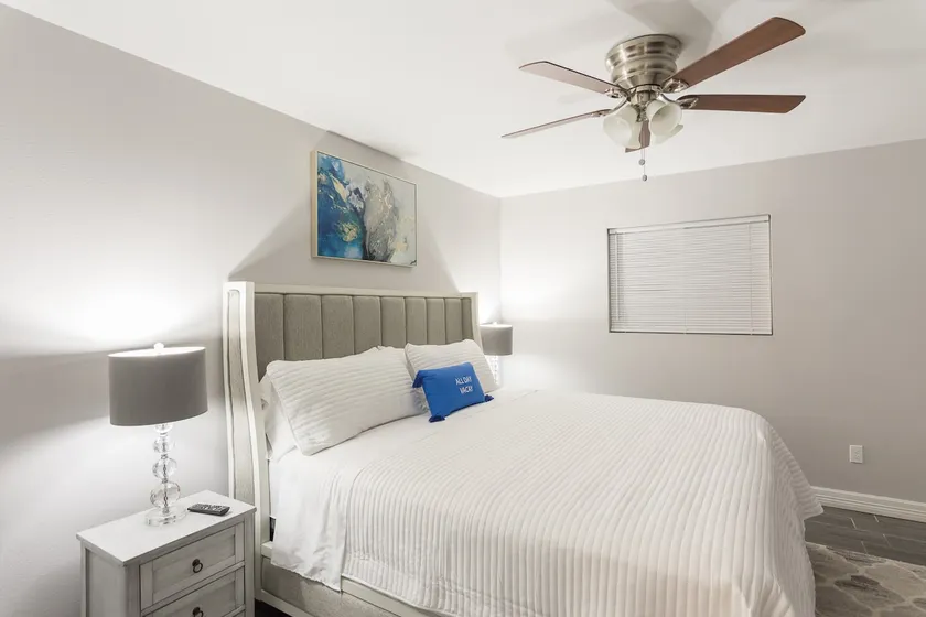 King SIze 🛏 Fast WiFi 📶Central Workspace & Cozy✅ - Image 1