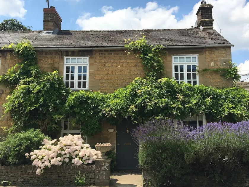 Wisteria Cottage, 5* Location, Parking, Cotswolds - Image 1