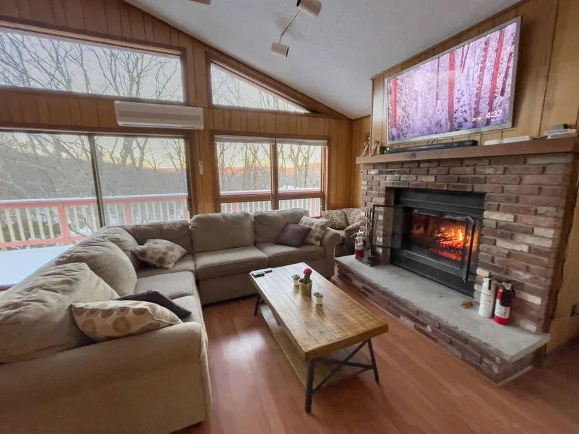 Good Vibes Chalet With Private Hot Tub & Sauna in Saw Creek Private Community - Image 1