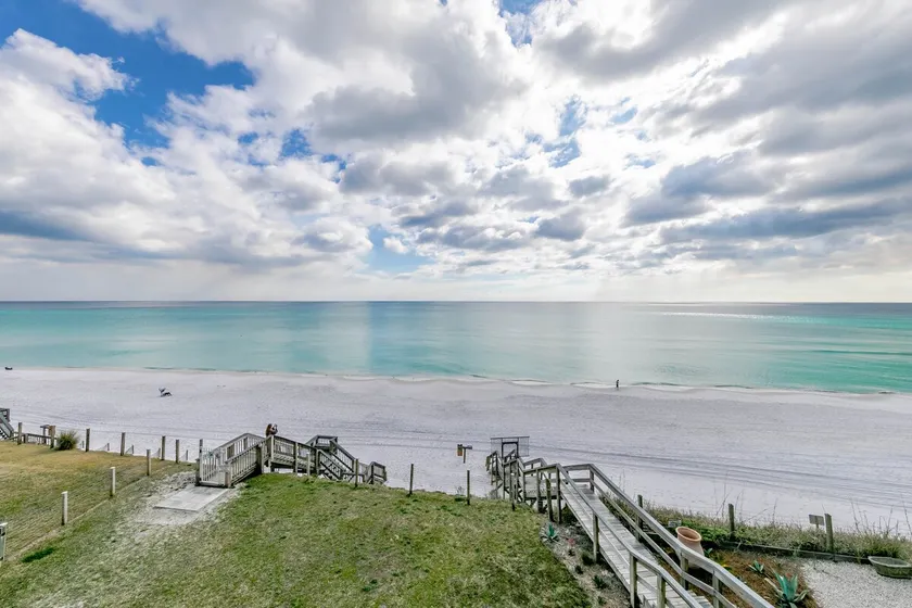 30A Gulf front 2 Bed/2 Bath Sleeps 6 Private beach- Beach service included - Image 1