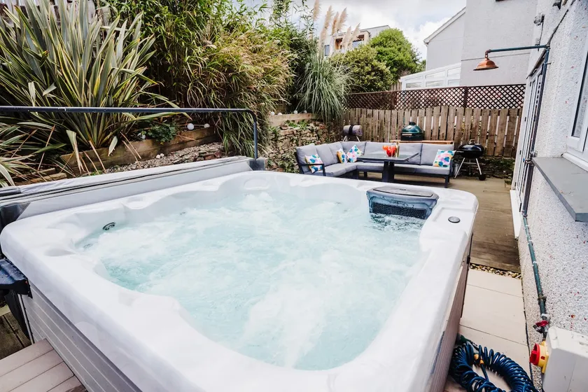 Sleeps 8 adults plus 3 kids, 3 mins from beach - Image 1