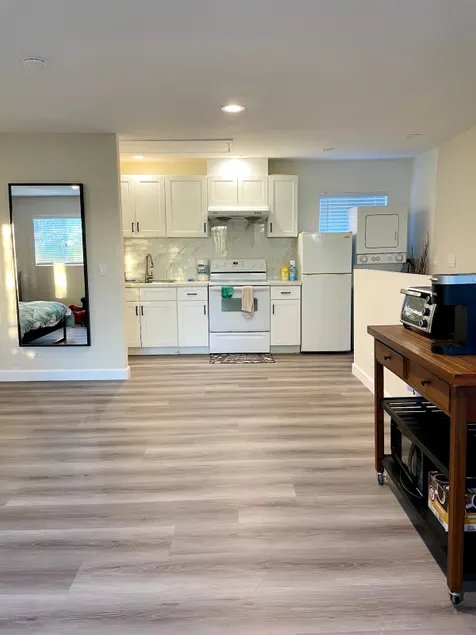 Newly renovated studio with balcony and kitchen - Image 1
