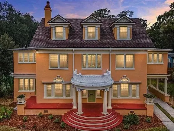 The Gator Manor – 6 Bedrooms Walk to UF / Stadium - Image 1