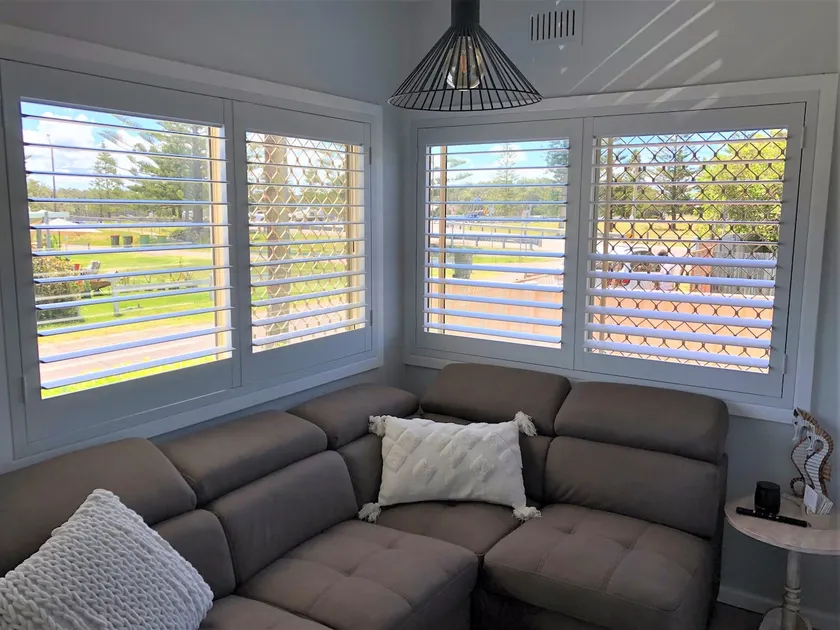 Waterside Retreat - wedged between beach and lake - Image 1