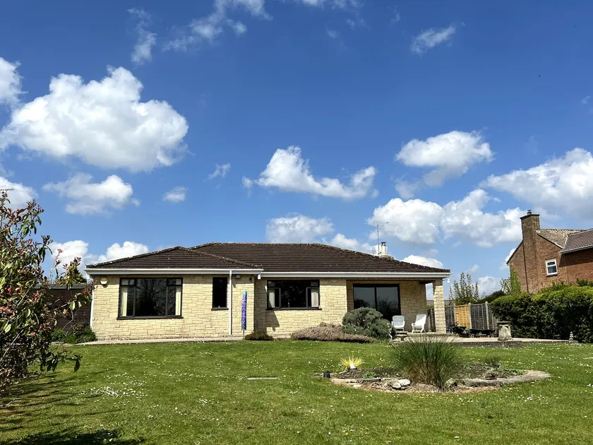 Spacious bungalow with large private garden - Image 1