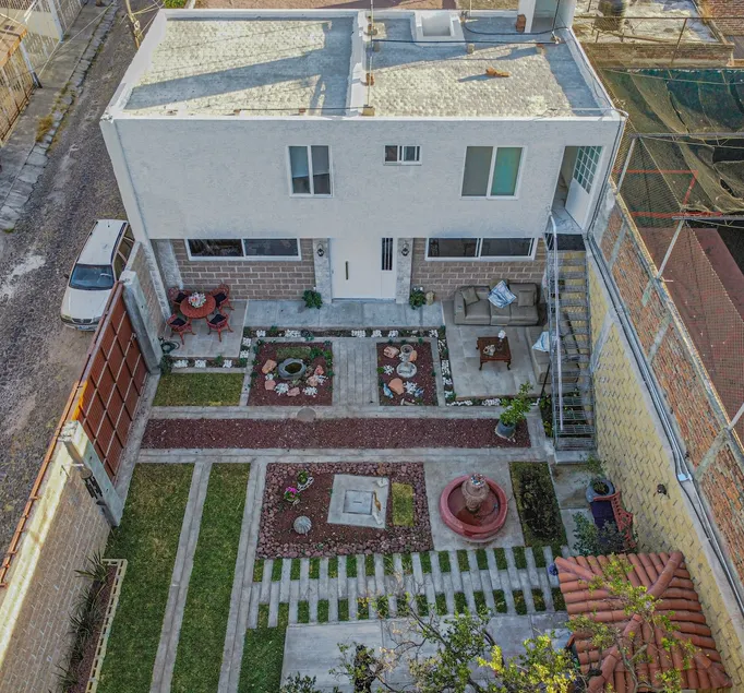 Beautiful apartment a few blocks from El Parian. - Image 1